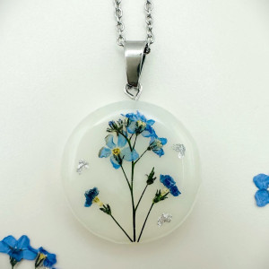 Naszyjnik z suszoną niezapominajką, średnica 2,4 cm łańcuszek 48 cm, stal szlachetna/nierdzewna
