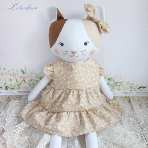 Kotek Maja przytulanka w beżowej sukieneczce w kwiaty