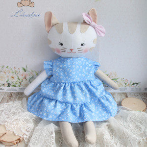 Kotek Olga przytulanka w błękitnej sukieneczce w kwiaty