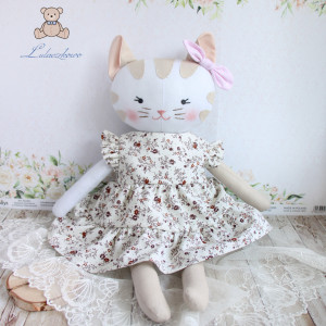 Kotek Olga przytulanka w beżowo bordowej sukieneczce w kwiaty