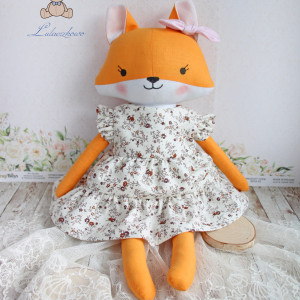 Lisek Aida przytulanka w beżowo bordowej sukieneczce w kwiaty