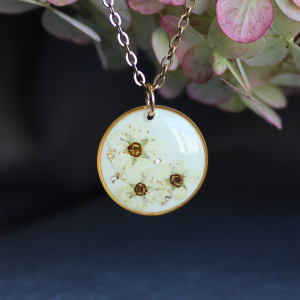 Złota zawieszka złoty wisiorek naszyjnik żywica z żywicy kwiaty z kwiatami retro naturalna delikatna dziewczęca kobieca
