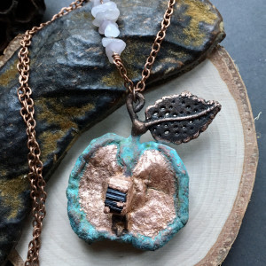 miedziany naszyjnik połówka jabłka z czarnym turmalinem i kwarcem różowym