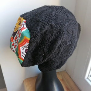 Czapka czarna góra kolorowa
