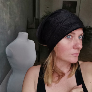 Czapka czarna góra kolorowa