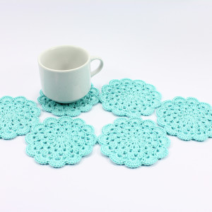 Podkładki pod kubki na stól szydełkowe turkusowym