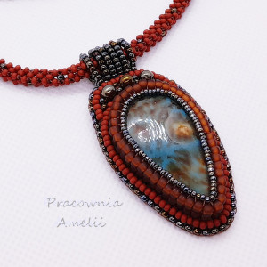 porcelanowy naszyjnik na koralikowym sznurku