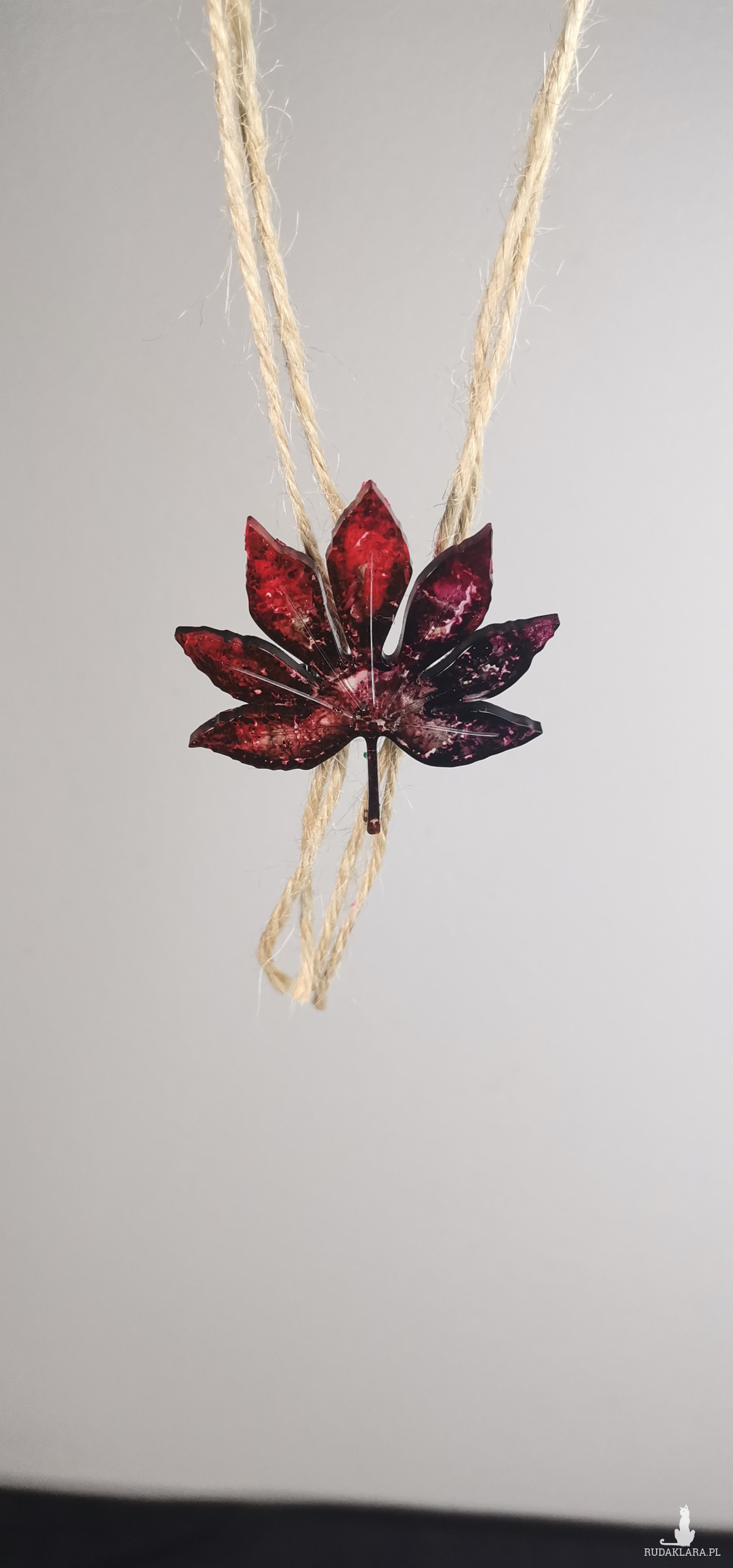 "Klonowa piękność" - ciemnoczerwona broszka w kształcie liścia