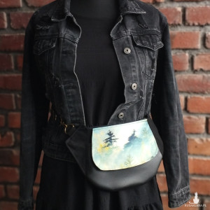 Płaska nerka damska z motywem lasu