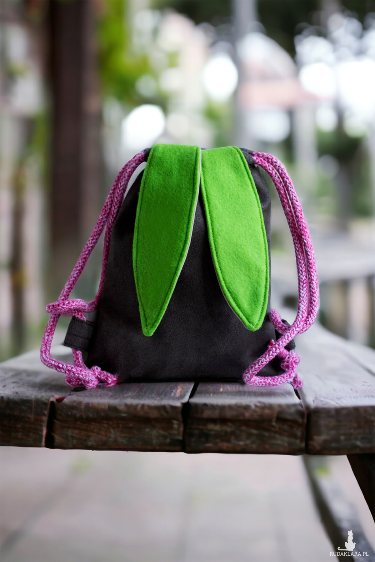 Brązowy mini plecak królik z zielonymi uszami