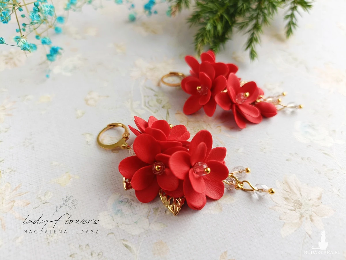 Kolczyki z czerwonymi kwiatami