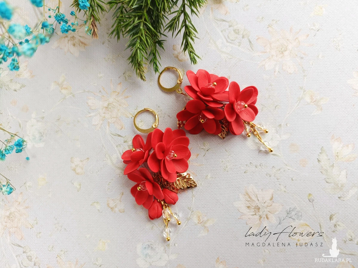 Kolczyki z czerwonymi kwiatami
