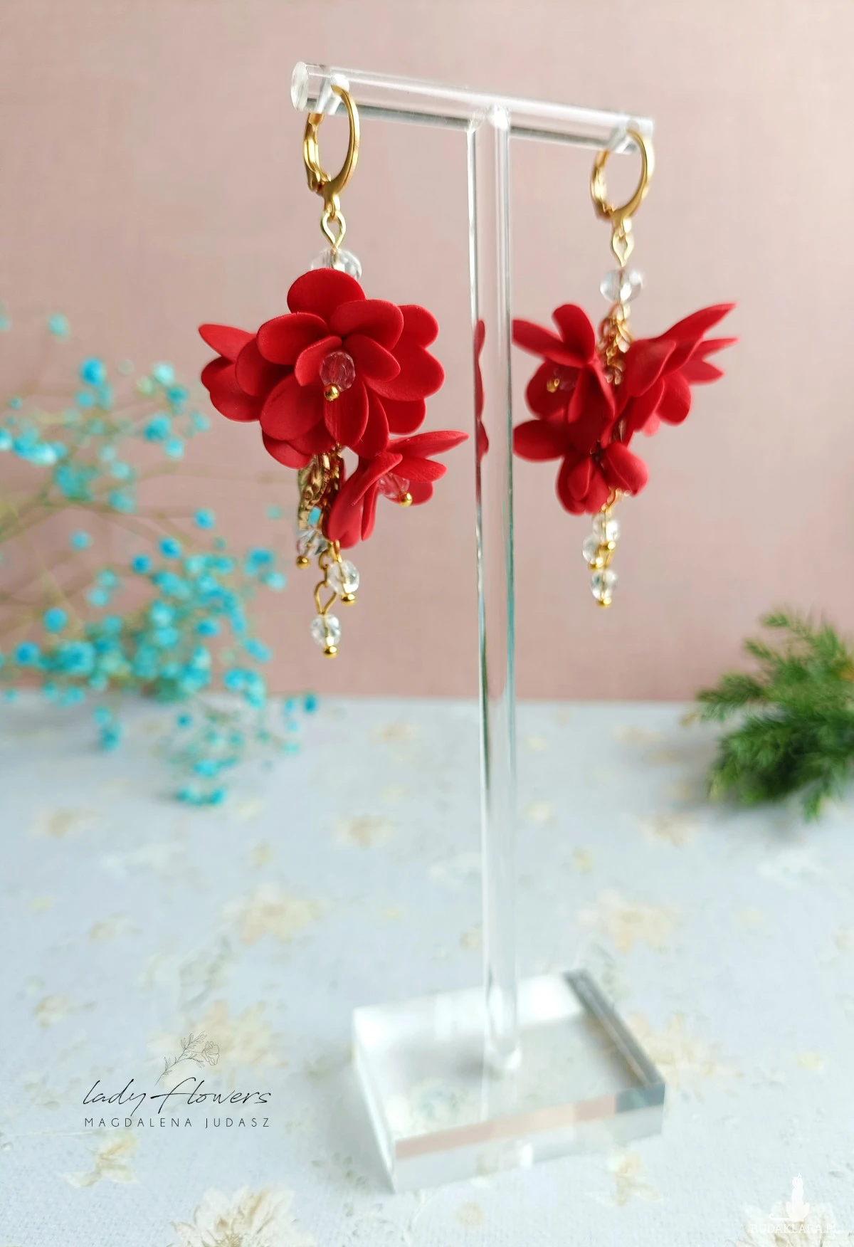 Kolczyki z czerwonymi kwiatami