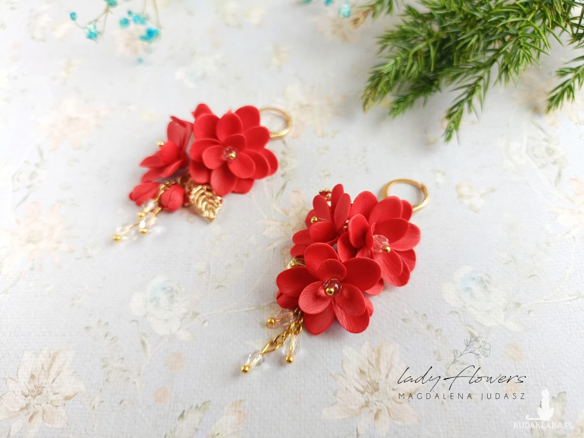 Kolczyki z czerwonymi kwiatami