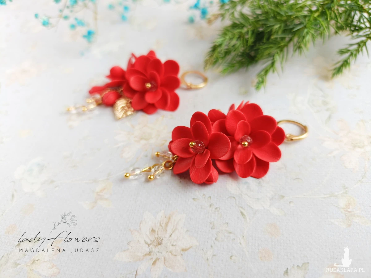 Kolczyki z czerwonymi kwiatami