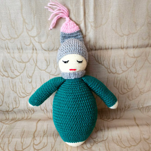 2. krasnal śpioch; przytulanka, maskotka wykonana na szydełku