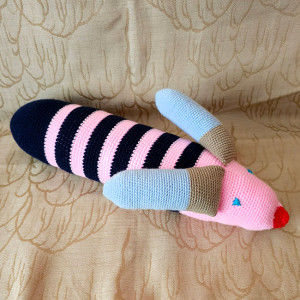 5. robaczek uszaty, robak; przytulanka, maskotka wykonana na szydełku