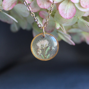 Złota zawieszka złoty wisiorek kwiat naszyjnik żywica z żywicy suszone kwiaty z kwiatami naturalne żywe kwiaty żywica epoksydowa medalion brokatowy