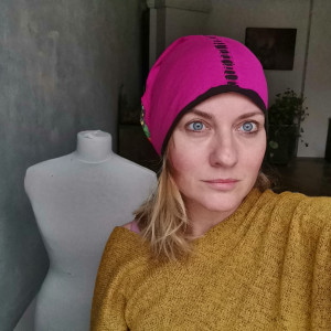 Czapka amarantowa codzienna