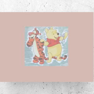 bajkowe plakaty dla dzieci, Kubuś Puchatek plakat A4, mały obrazek do dziecięcego pokoju, plakat do pokoju chłopca, plakat do pokoju dziewczynki, plakat z Kubusiem Puchatkiem i Tygryskiem