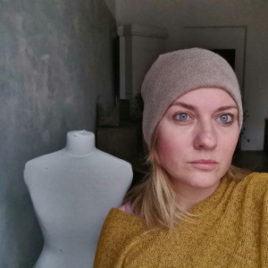 Czapka bezowa wełną gora futerko