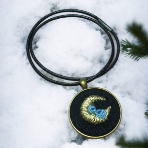 Złoty księżyc- naszyjnik ręcznie haftowany