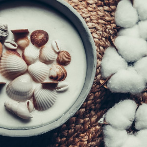 Rustykalna świeca w ręcznie lepionej ceramice, z muszlami i drewnianymi knotami