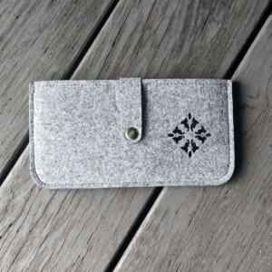 Filcowe etui na telefon z ażurem - zapinane na nap - szare