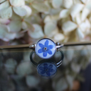 Srebrny pierścionek regulowany kwiaty z kwiatami kwiatem niezapominajki niezapominajkami niezapominajką suszone kwiaty żywica 001