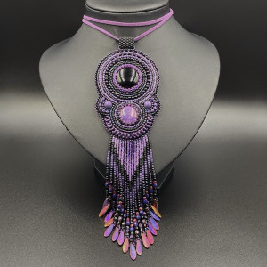 NASZYJNIK CZARNO - FIOLETOWY Z FRĘDZLAMI #652