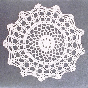 serwetka z bawełny, biała serewetka średnica 25, koronkowa serwetka na meble, bawełniana serwetka na szafkę