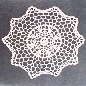 biała serwetka z bawełny, koronkowa serwetka średnica 25, bawełniana serwetka na meble, ozdobna serwetka na szafkę