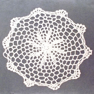 biała serwetka na meble, serweta średnica 25, bawełniana serwetka, koronkowa serwetka z bawełny