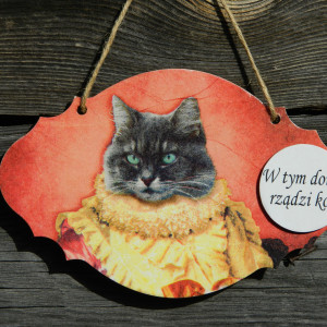 W tym domu rządzi kot, Tabliczka z hasłem, Dekoracja z kotem w kryzie, Czarny kot w ubraniu, Kocia arystokracja, Żartobliwy prezent dla miłośników kotów na nowe mieszkanie