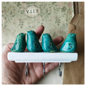 Wieszak z turkusowymi ptaszkami