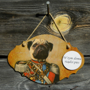 W tym domu rządzi pies, Tabliczka z hasłem, Dekoracja z psem w mundurze, Pies w ubraniu, Napoleon, Mops, Buldog, Buldożek, Śmieszny prezent dla miłośników psów na parapetówkę