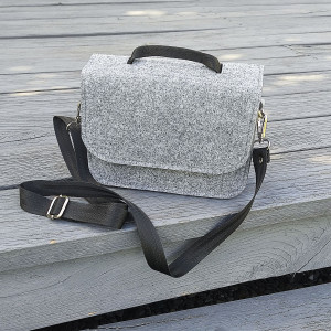 Mała klasyczna torebka listonoszka filcowa z klapką - szara