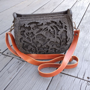 Torebka filcowa - ażur roślinny - koniakowa skóra - grafitowa
