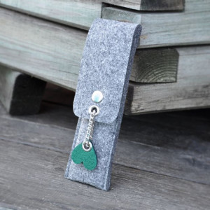 Etui na długopisy i ołówki - szare z zielonym sercem