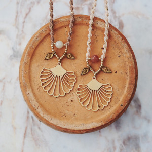 Naszyjnik z kamieniem księżycowym