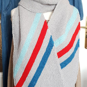 127 długi, ciepły szalik szary kolorowy; szary, niebieski, czerwony szalik