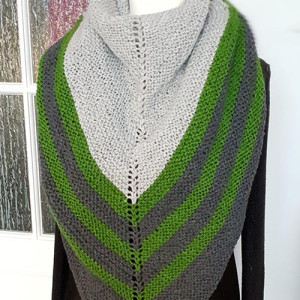 59 duża chusta; rękodzieło; szara zielona chusta; szaro-zielona chusta