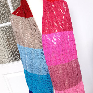 73 długi, kolorowy, ażurowy szalik; różowy, czerwony, niebieski, granatowy