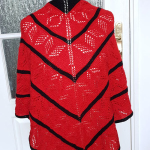 91 czarno - czerwona, duża, ażurowa chusta; rękodzieło