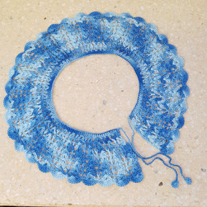 118. niebieski, cieniowany szydełkowy kołnierzyk