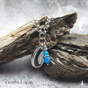 Wisiorek z muszelką- apatyt i hematyt