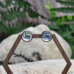 Stalowe kolczyki wkrętki z tęczowym oczkiem #159