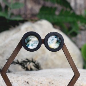 Drewniane kolczyki sztyfty z kaboszonami z grafiką #195