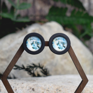 Drewniane kolczyki sztyfty z kaboszonami z grafiką #202