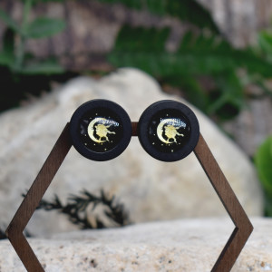 Drewniane kolczyki sztyfty z kaboszonami z grafiką #213